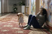Sascha allein mit einer Puppe: Von ihrer Mutter wurde sie oft alleine zu Hause gelassen und konnte lange Zeit nicht zur Schule gehen.