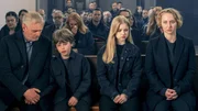 Marks Vater Karl Thaler (Hans Uwe Bauer), Tim (Lilian Rosskopf), Nela (Emilia Pieske) und Blum (Anna Maria M&uuml;he) beim Trauergottesdienst f&uuml;r Blums Ehemann Mark.