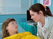 MDR Fernsehen IN ALLER FREUNDSCHAFT FOLGE 384, "Mehr als nur das", am Mittwoch (18.09.13) um 11:40 Uhr. "Mehr als nur das", Regie: Richard Engel, am Dienstag (04.03.08) um 21:05 Uhr im Ersten. Dr. Elena Eichhorn (Cheryl Shepard, re.) diagnostiziert bei Sabrina Lehrter (Katrin B&uuml;hring, li.) die Kinderkrankheit Mumps.
