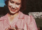 Prinzessin Elizabeth zeigt ihren Verlobungsring, Balmoral 1946.