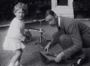 Prinzessin Elizabeth und ihren Vater Prinz Albert, den damaligen Herzog von York, im Garten ihres Hauses in 145 Piccadilly, 1930.