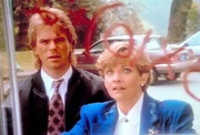 Eine einfache Rechenaufgabe auf einer Telefonzelle stellt MacGyver (Richard Dean Anderson, l.) und Lieutenant Murphy (Kim Zimmer, r.) vor eine scheinbar unl&ouml;sbare Aufgabe.
