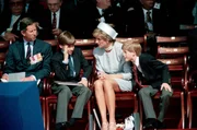 Die k&ouml;nigliche Familie bei der Gedenkfeier zum 50. Jahrestag des 8. Mai &ndash; von links nach rechts: Prince Charles, Prince William, Princess Diana und Prince Harry.