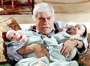 Unvermittelt sieht sich Dr. Mark Sloan (Dick Van Dyke) als Babysitter eingesetzt.