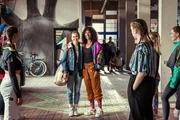 Die Choreografin Feli (Ina Geraldine Guy, rechts) &uuml;berredet die von der Hip-Hop-Welt faszinierte  Katya (Alexandra Pfeifer) zu einer Probestunde im Battle-Land.