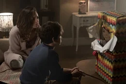L-R: Karen (Aubrey Plaza) und Andy (Gabriel Bateman)