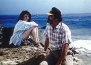 Mark (Victor French, r.) registriert, dass Heather (Leslie Bega, l.) die Nachricht von ihrer Adoption gefasst aufnimmt.