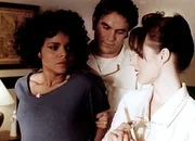 Amanda (Victoria Rowell, l.) ist in der Entbindungsklinik Shady Glen von Pfleger Roger (Boyd Kestner) und Schwester Kate (Kim Johnston Ulrich, r.) beim Spionieren entdeckt worden und wird unter Drogen gesetzt.