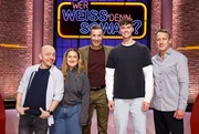 Moderator Kai Pflaume (M.) und seine Rateteam-Kapit&auml;ne Bernhard Ho&euml;cker (l.) und Wotan Wilke M&ouml;hring (r.) begr&uuml;&szlig;en in dieser Sendung die Influencerin &sbquo;Selfie Sandra&rsquo; (2.v.l.) und den Webvideoproduzenten, Podcaster und Influencer &sbquo;laserluca&lsquo; (2.v.r.).