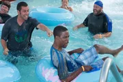 Erkennen, dass das &Auml;lterwerden nicht immer auch das Erwachsenwerden mit sich bringt: (v.l.n.r.) Marcus (David Spade), Lenny (Adam Sandler), Kurt (Chris Rock), Rob (Rob Schneider) und Eric (Kevin James) ...