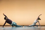 Marlon (Yalany Marschner, l.) und Katya (Alexandra Pfeifer, r.) haben sich eine ausdrucksstarke Choreografie ausgedacht, in der sie Bewegungen des klassischen Balletts mit Hip-Hop und Breakdance-Elementen verbinden.