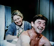 Olivia (Michael Learned, l.) und John (Ralph Waite, r.) bereiten sich auf ihren ganz besonderen Tag vor.