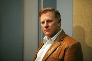 Francis Merrigan (Gordan Clapp), der im Büro neben Dr. Krogers Praxis arbeitet, ist froh darüber, dass Kroger und seine Patienten aus dem Haus verschwinden... Francis Merrigan (Gordan Clapp), der im Büro neben Dr. Krogers Praxis arbeitet, ist froh darüber, dass Kroger und seine Patienten aus dem Haus verschwinden...