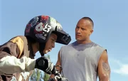 Chris Vaughn (Dwayne 'The Rock' Johnson) stellt seinen Neffen Pete (Khleo Thomas) zur Rede, weil er ihn beim Gras rauchen erwischt hat.