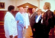 Das Schicksal f&uuml;hrt sie wieder zusammen: MacGyver (Richard Dean Anderson, r.), Thornton (Dana Elcar, M.), Murphy (Kim Zimmer, 2.v.r.) und der wahnsinnige Doktor Zito (W. Morgan Sheppard).
