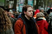Pietro (Elie Salleron, Mi.) ist &uuml;berzeugt, dass der Milliard&auml;r Bill Gates f&uuml;r die grassierende Pandemie verantwortlich ist, und verk&uuml;ndet dies auf seinem Live-Kanal.