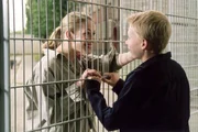 Sebastian (Lennard Gro&szlig;mann) besucht seine Mutter Britta (Stefanie Japp) ohne Hendriks Erlaubnis.