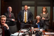Hinter, l-r: Deputy Chief Mason (Jackie Earle Haley), Director Ray Monroe (Sean O'Bryan), Vizepr&auml;sident Trumbull (Morgan Freeman), Verteidigungsminister Ruth McMillan (Melissa Leo).