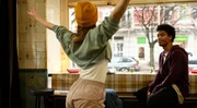Die Ballerina Katya (Alexandra Pfeifer, l.) zeigt dem Breakdancer Marlon (Yalany Marschner, r.) mitten in einer Gastst&auml;tte, was das Ballett f&uuml;r sie bedeutet.
