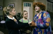Frau Donner (Heide Welskop, l.), die Englischlehrerin, m&ouml;chte ein ernstes Wort mit Franziskas Mutter sprechen. Doch Franzi (Floriane Eichhorn) konnte das geschickt vermeiden. Lenni (Michael Trischan) hilft ihr dabei, in dem er sich als "Mutter" verkleidet.