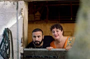 Der attraktive Fahrlehrer Rapha&euml;l (Oussama Kheddam) und Loulou (Louise Massin) auf dem Reiterhof, wo ihr Sohn Reitstunden nimmt