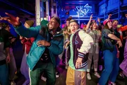Pepper (Dennis Kyere, l.) und Jo (Julius Nitschkoff, r.) liefern am Liebsten eine m&ouml;glichst verr&uuml;ckte Tanz-Show ab.