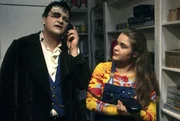 Lenni, das Monster (Michael Trischan), gibt am Telefon medizinische Ratschl&auml;ge. Franzi (Floriane Eichhorn) wartet auf den Anruf ihres Freundes.