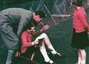 Prinzessin Elizabeth mit ihrem Vater K&ouml;nig Georg VI. und ihrer Schwester Prinzessin Margaret w&auml;hrend des Krieges, Royal Lodge, Windsor, 1940.