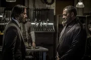 Ersch&ouml;pft und verletzt nimmt John Wick (Keanu Reeves, l.) die Hilfe des Unterwelt-Bosses Bowery King (Laurence Fishburne) an, dem ein Netzwerk von Bettlern in ganz New York untersteht.