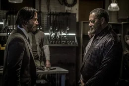 Ersch&ouml;pft und verletzt nimmt John Wick (Keanu Reeves, l.) die Hilfe des Unterwelt-Bosses Bowery King (Laurence Fishburne) an, dem ein Netzwerk von Bettlern in ganz New York untersteht.