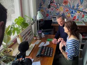Florian Neuhann im Gespräch mit Anne Behl. Die Kinderbuchillustratorin hat eine klare Meinung zu KI: "Keine KI könnte irgendein Bild generieren, wenn die nicht trainiert worden wären, unerlaubterweise, mit unseren Bildern." Florian Neuhann im Gespräch mit Anne Behl. Die Kinderbuchillustratorin hat eine klare Meinung zu KI: "Keine KI könnte irgendein Bild generieren, wenn die nicht trainiert worden wären, unerlaubterweise, mit unseren Bildern."