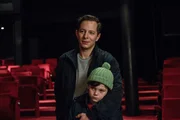Katyas Vater Viktor Orlow (Trystan P&uuml;tter, l.) hat seine Abneigung gegen den Hip-Hop &uuml;berwunden und ist mit seinem Sohn Paul (Anton Wichers, r.) zur Audition erschienen.