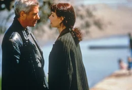 Richard Gere (Declan Mulqueen), Mathilda May (Isabella).