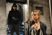Paule (Wanda Worch, r.) findet sich &uuml;ber Nacht in einem k&auml;rglichen Verlies wieder und muss schockiert begreifen, dass sie einem kaltbl&uuml;tigen Entf&uuml;hrer (Alexander Hauff, l.) ausgeliefert ist ...