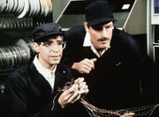 Murray (Thom Bray, li) und Cody (Perry King) geben sich als Fernmelde-Monteure aus und zapfen die Leitung der Bank an. Murray (Thom Bray, li) und Cody (Perry King) geben sich als Fernmelde-Monteure aus und zapfen die Leitung der Bank an.