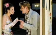 Fritz (Guido Hammesfahr) als Regisseur gibt Yasemin (Sanam Afrashteh) als Schauspielerin letzte Tipps f&uuml;r die Premiere ihres St&uuml;cks.