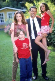 So ernst und pflichtbewu&szlig;t Hauptkommissar Sina Toprak (Erol Sander) auch seiner Arbeit nachgeht, sein wichtigster Lebensinhalt ist seine Familie: Seine Frau Karin (Sabine Radebold) und seine Kinder Ilke (Canan Romey-Schlagenhof) und Talip (Stefan Altenbach).