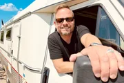 Friso Richter mit seinem Oldtimer-Wohnmobil "Pamela".