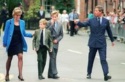 Prince Charles, Prince of Wales, Princess Diana, Princess of Wales sowie ihre S&ouml;hne Prince William (2.v.r.) und Prince Harry bei der Ankunft am Eton College zu Williams erstem Schultag im September 1995.