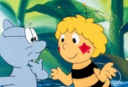Maja zeigt Alexander den roten Stern, den die Marienkäferkinder ihr gemalt haben. Maja zeigt Alexander den roten Stern, den die Marienkäferkinder ihr gemalt haben.