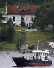 Die Polizei setzt die Durchsuchungen auf der Insel Ut&oslash;ya fort, nach den doppelten extremistischen Anschl&auml;gen in Ut&oslash;ya, Norwegen. Anders Behring Breivik behauptete vor Gericht, dass er zwei weitere Zellen habe; die Anschl&auml;ge geschahen im Zusammenhang mit einer Bombenexplosion in Oslo und einem Massaker auf der Insel Ut&oslash;ya.
