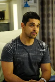Wird ins Krankenhaus eingeliefert: der an MS erkrankte Musiker Kyle Diaz (Wilmer Valderrama) ...