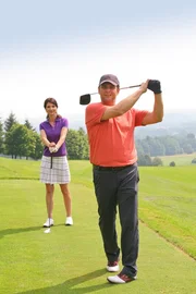 "Die Rosenheim-Cops", "Ausgespielt." Als Times Square-Wirt Jo mit Pathologin Eckstein Golf trainiert, verschl&auml;gt er einen Ball ungewollt ins Rough. Die Suche nach dem Ausrei&szlig;er f&ouml;rdert eine weit unangenehmere &Uuml;berraschung zutage. Gemeinsam sto&szlig;en die zwei auf die Leiche des Bankiers Waldhier. Eine Herzschuss aus gr&ouml;&szlig;erer Entfernung hat ihm w&auml;hrend der Morgenstunden das Leben gekostet. Auf den Rosenheim-Cops lastet viel Druck. Am Wochenende findet ein Turnier am Golfplatz statt, bis dahin sollte der Fall abgeschlossen sein. Im Bild (v.li.): Petra Einhoff (Dr. Sabine Eckstein), Christian K. Schaeffer (Jo Caspar).