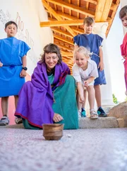 Esther und die Kinder testen alte r&ouml;mische Spiele.