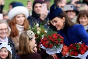 Catherine, Princess of Wales und Mia Tindall begr&uuml;&szlig;en Gratulanten, nachdem sie am Weihnachtsgottesdienst am 25. Dezember 2023 in der Kirche von Sandringham, Norfolk, teilgenommen haben.