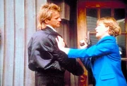 Eine Meinungsverschiedenheit zwischen MacGyver (Richard Dean Anderson, l.) und Lieutenant Murphy (Kim Zimmer, r.).