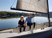 Ein Segelt&ouml;rn bei strahlendem Wetter: ChrisTine Urspruch (li.) und Pierre M. Krause.