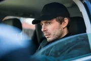 Frederick Becker (Andreas Bichler) beobachtet vom Auto aus die Praxis, in der sich seine Frau untersuchen l&auml;sst.