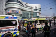 Thail&auml;ndische Polizei und medizinisches Personal vor dem Terminal-21-Einkaufszentrum nach einer Massenerschie&szlig;ung in Korat, Thailand. Der thail&auml;ndische Soldat Stabsfeldwebel Jakrapanth Thomma t&ouml;tete seinen Vorgesetzten, stahl Waffen und fuhr zum Terminal-21-Einkaufszentrum, wo er zahlreiche Menschen t&ouml;tete und verletzte, bevor er von Sicherheitskr&auml;ften erschossen wurde.