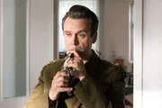 Ein britischer Offizier (Matthias Matschke) f&uuml;hrt die Befragung von Klaus Fuchs durch.